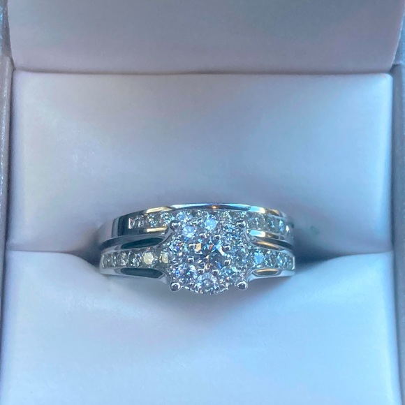 1.19cts TW Diamond 10kt White Gold Bridal Set- Evaluated by Certified Gemologist - Picture 2 of 7